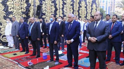 من ساحة مسجد مصطفى محمود.. محافظ الجيزة يؤدي صلاة عيد الفطر المبارك