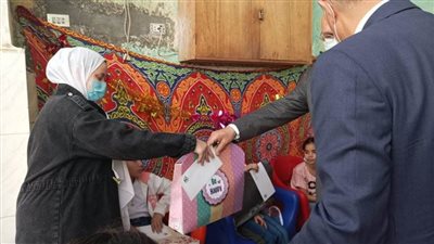 محافظ القليوبية يقدم هدايا للأيتام والمسنين ببنها احتفالًا بعيد الفطر المبارك 