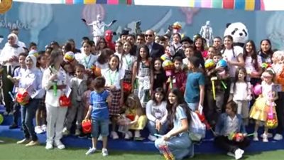 الرئيس السيسي يلتقط صورة تذكارية مع أطفال احتفالية عيد الفطر