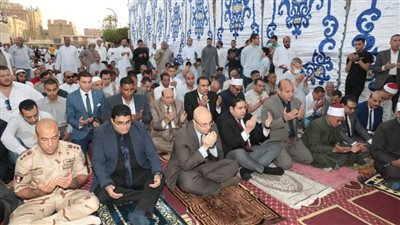 محافظ بني سويف يؤدي صلاة عيد الفطر بساحة مسجد عمر بن عبد العزيز