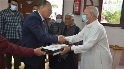 محافظ الشرقية يوزع كحك العيد على أيتام 