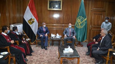 محافظ القليوبية يستقبل وفدا من الكنائس للتهنئة بعيد الفطر المبارك