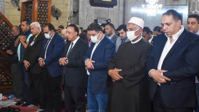 محافظ الإسكندرية يؤدي صلاة عيد الفطر بمسجد المرسي أبو العباس