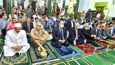 محافظ أسيوط يؤدي صلاة عيد الفطر المبارك بمسجد ناصر