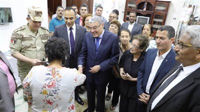 محافظ المنيا يهنئ أطفال مؤسسات البنين والبنات بعيد الفطر المبارك 