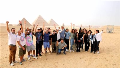  فرقة مارون فايف العالمية تزور منطقة أهرامات الجيزة