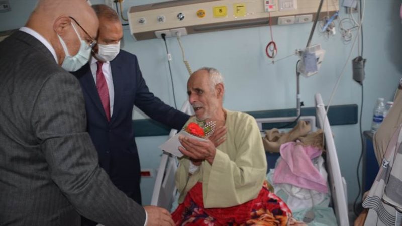 تقديم هدايا للمرضى