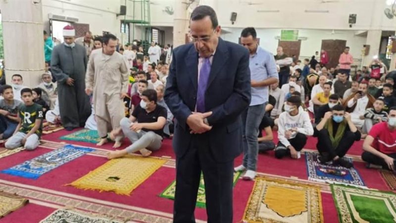 المحافظ يؤدي صلاة