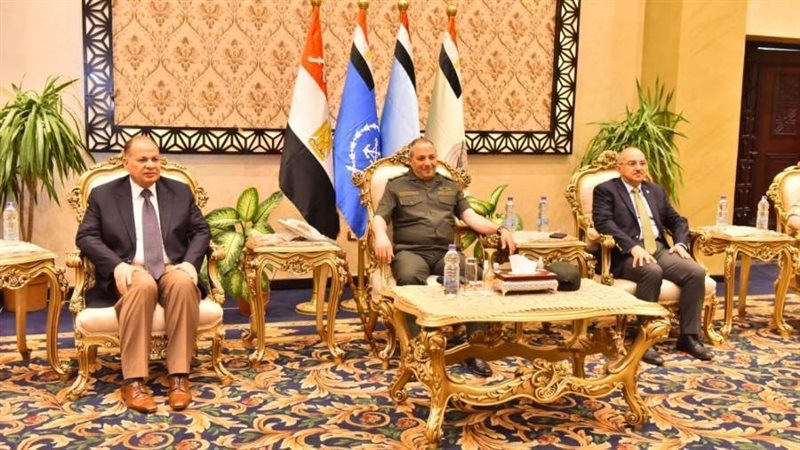 محافظ أسيوط يقدم