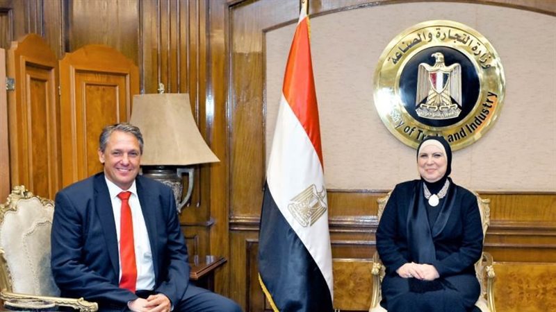 وزيرة والصناعة تبحث