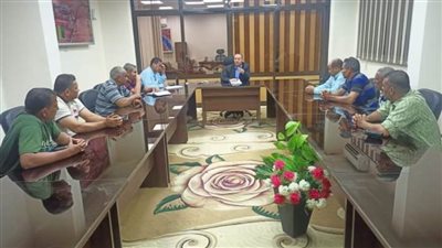 رئيس الوحدة المحلية لمركز الخارجة يترأس اجتماعا لوضع خطة منظومة النظافة