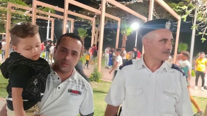 تسليم طفلين لذويهما