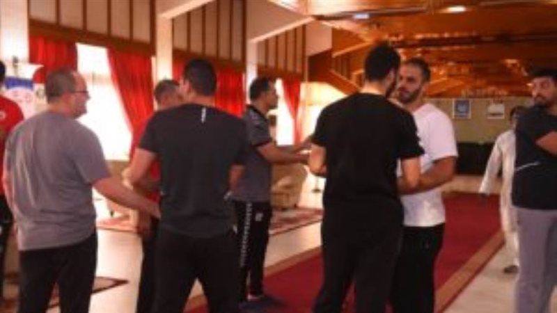 عناق بين لاعبي يد