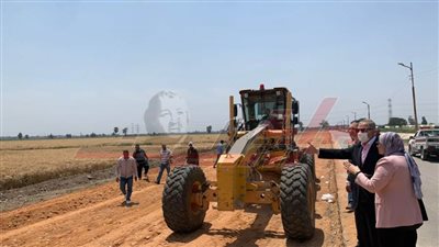 محافظ كفر الشيخ يتفقد أعمال التطوير والرصف والربط بين المحاور