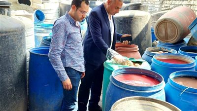 ضبط ٣٠ طن مخلل به ديدان بمصنع غير مرخص بكفر الدوار 