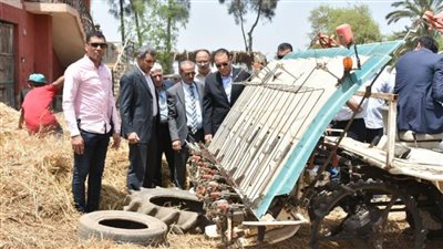 خلال تفقده موسم حصاد القمح.. محافظ الشرقية للمزارعين: مبروك الخير على إيديكم 