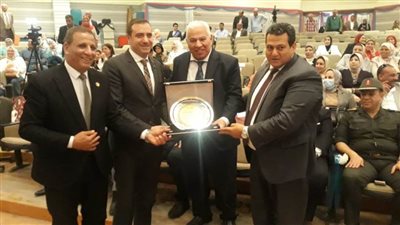 في احتفالية كبرى.. تكريم مدير مديرية التربية والتعليم في الإسكندرية لبلوغه سن التقاعد