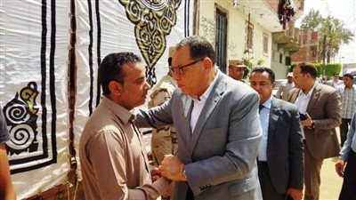 محافظ الشرقية يؤدي واجب العزاء لأسرة شهيد الواجب ابن كفر العوضي ببلبيس