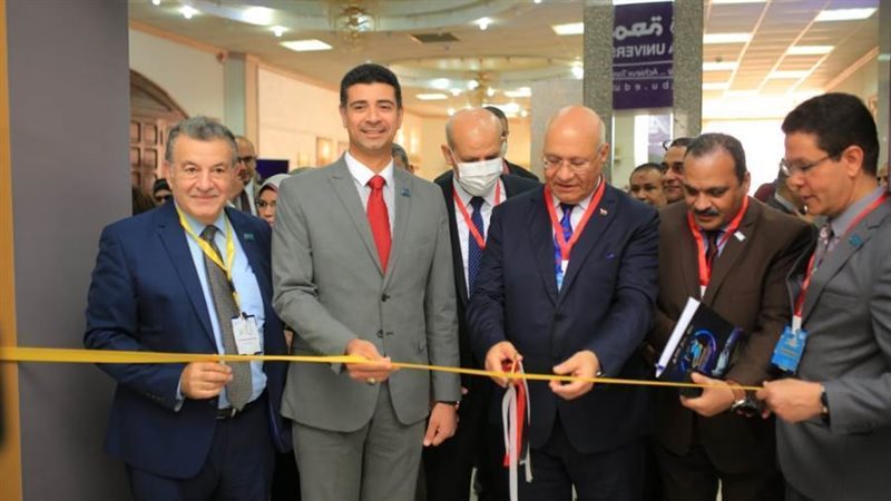 رئيس جامعة بنها يفتتح