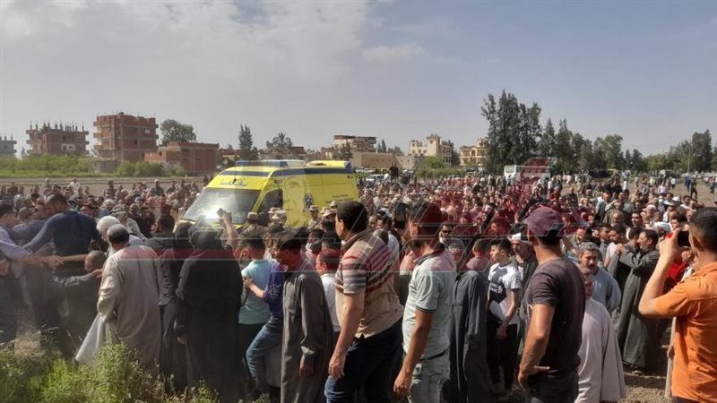 الالاف يشيعون جثمان