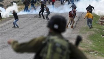 إصابة 4 فلسطينيين بالرصاص واختناق العشرات في مواجهات مع الاحتلال 
