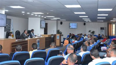 محافظ الإسكندرية يجتمع مع مستأجري الشواطئ لمناقشة الاستعدادات لموسم الصيف 