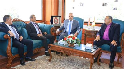 محافظ سوهاج ورئيس الهيئة القبطية الإنجيلية يشهدان لقاء 