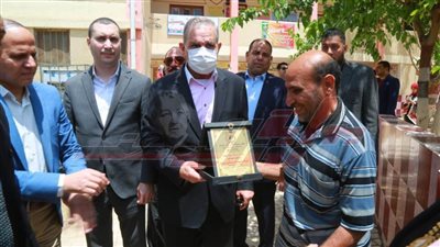 محافظ كفر الشيخ يكرّم العامل المثالي من ذوي الهمم بالتربية والتعليم
