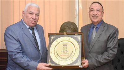 محافظ الإسكندرية يكرم مدير مديرية التربية والتعليم بالإسكندرية لبلوغه سن التقاعد