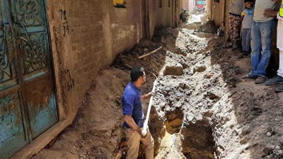 محافظ سوهاج يتابع موقف تنفيذ 330 ألف وصلة صرف صحي بقرى 