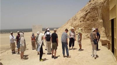 وفد سياحي ألماني يزور المناطق الأثرية والمعالم السياحية بالمنيا