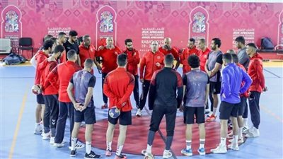 محاضرة فنية لـ«رجال يد الأهلي» قبل مباراة «دون بوسكو» الإيفواري