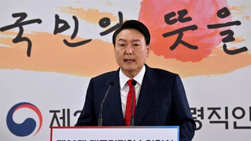 يون سوك-يول يؤدي