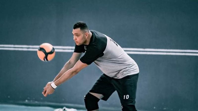 محمد عادل لاعب طائرة