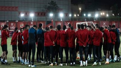 محاضرة فيديو للاعبي الأهلي داخل فندق الإقامة في الجزائر