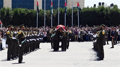 بالفيديو والصور.. الاحتلال يطارد الشهيدة شيرين أبوعاقلة بعد مراسم تشييع جثمانها 