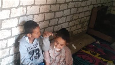 الفقر يداهم أسرة شرقاوية.. يحتاجون علاجًا لأبنائهم وسكنًا كريمًا يأويهم