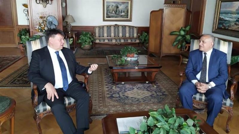 وزير الري مع أمين