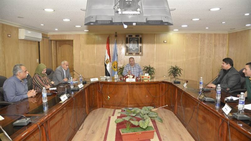 محافظ أسيوط يعقد