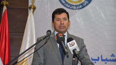 وزير الرياضة يتابع تطور حالة اللاعب 