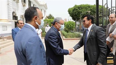 لافتتاح ملعبين وتفقد منشآت رياضية.. محافظ المنيا يستقبل وزير الشباب والرياضة
