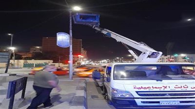 محافظ الإسماعيلية يتابع أعمال الصيانة الدورية لأعمدة الإنارة