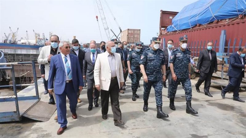 وزير النقل خلال الجولة