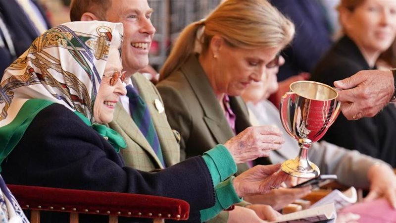 ملكة بريطانيا حصانها