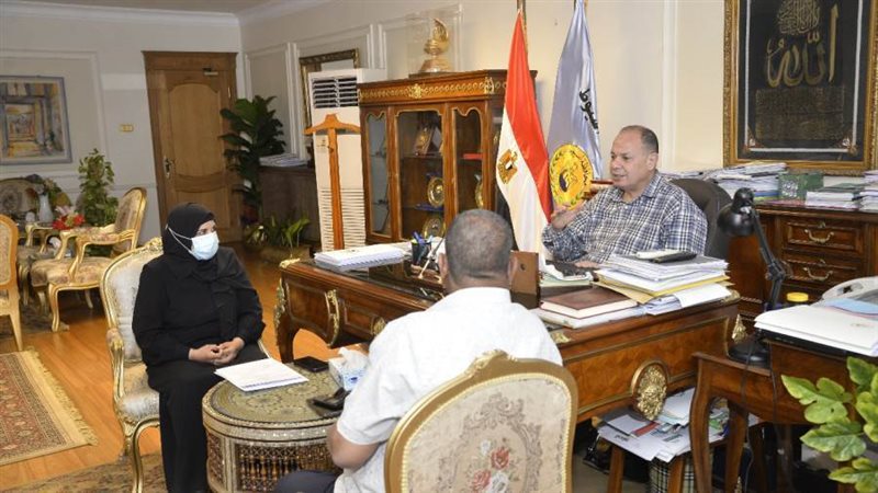 محافظ أسيوط يجتمع