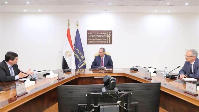 وزير الاتصالات يبحث
