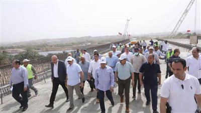 وزير النقل يتابع تنفيذ محوري بديل خزان أسوان ودراو ويتفقد طريق الصعيد الصحراوي