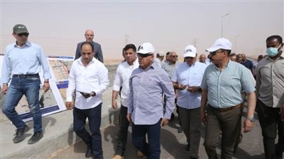 وزير النقل يتابع معدلات تنفيذ محورين على النيل بأسوان