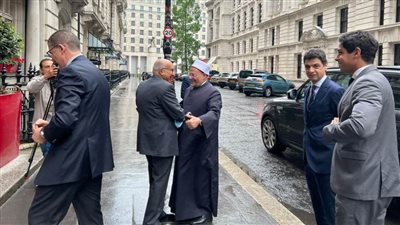 بالفيديو.. مفتي الجمهورية يصل إلى العاصمة البريطانية لندن وتأمين موكبه بتشريفة مهيبة