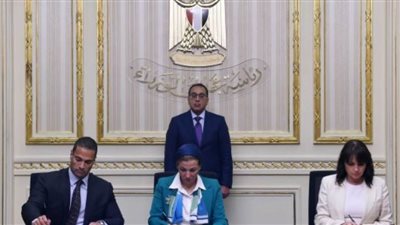 مدبولي يشهد توقيع مذكرة تفاهم لإقامة مشروع لتصنيع بدائل البلاستيك